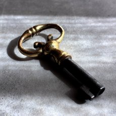 画像4: フランス 1900-1950年代頃 フランス製 アンティーク装飾キー|フランスでは「富・健康・繁栄」を呼び込むラッキーアイテムとして親しまれています。｜(約5.7cm) (4)