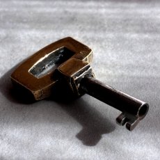 画像4: フランス 1900-1950年代頃 フランス製 アンティーク装飾キー|フランスでは「富・健康・繁栄」を呼び込むラッキーアイテムとして親しまれています。｜(約4.6cm) (4)