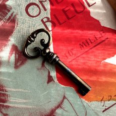 画像2: フランス 1900-1950年代頃 フランス製 アンティーク装飾キー｜フランスでは「富・健康・繁栄」を呼び込むラッキーアイテムとして親しまれています。｜(約7.5cm) (2)