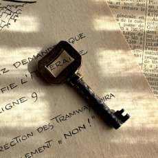 画像1: フランス 1900-1950年代頃 フランス製 アンティーク装飾キー|フランスでは「富・健康・繁栄」を呼び込むラッキーアイテムとして親しまれています。｜(約5.9cm) (1)