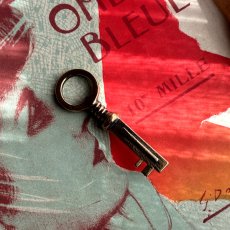 画像2: フランス 1900-1950年代頃 フランス製 アンティーク装飾キー｜フランスでは「富・健康・繁栄」を呼び込むラッキーアイテムとして親しまれています。｜(約6.5cm) (2)