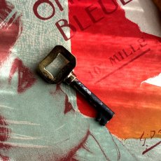 画像2: フランス 1900-1950年代頃 フランス製 アンティーク装飾キー|フランスでは「富・健康・繁栄」を呼び込むラッキーアイテムとして親しまれています。｜(約5.9cm) (2)