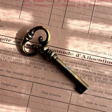 画像3: フランス 1900-1950年代頃 フランス製 アンティーク装飾キー｜フランスでは「富・健康・繁栄」を呼び込むラッキーアイテムとして親しまれています。｜(約7.5cm) (3)