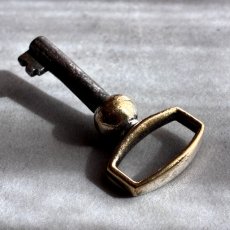 画像5: フランス 1900-1950年代頃 フランス製 アンティーク装飾キー|フランスでは「富・健康・繁栄」を呼び込むラッキーアイテムとして親しまれています。｜(約4.6cm) (5)