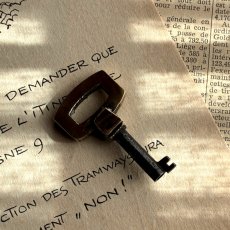 画像1: フランス 1900-1950年代頃 フランス製 アンティーク装飾キー|フランスでは「富・健康・繁栄」を呼び込むラッキーアイテムとして親しまれています。｜(約4.6cm) (1)