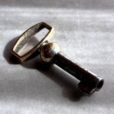 画像4: フランス 1900-1950年代頃 フランス製 アンティーク装飾キー|フランスでは「富・健康・繁栄」を呼び込むラッキーアイテムとして親しまれています。｜(約4.6cm) (4)