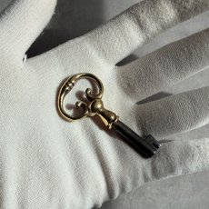 画像6: フランス 1900-1950年代頃 フランス製 アンティーク装飾キー|フランスでは「富・健康・繁栄」を呼び込むラッキーアイテムとして親しまれています。｜(約5.7cm) (6)