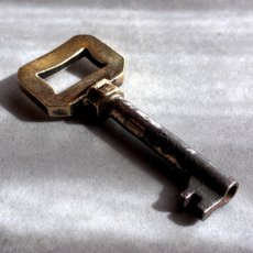 画像4: フランス 1900-1950年代頃 フランス製 アンティーク装飾キー|フランスでは「富・健康・繁栄」を呼び込むラッキーアイテムとして親しまれています。｜(約5.9cm) (4)