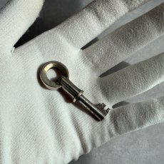 画像6: フランス 1900-1950年代頃 フランス製 アンティーク装飾キー|フランスでは「富・健康・繁栄」を呼び込むラッキーアイテムとして親しまれています。｜(約5.1cm) (6)