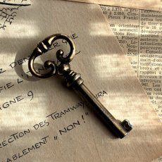 画像1: フランス 1900-1950年代頃 フランス製 アンティーク装飾キー｜フランスでは「富・健康・繁栄」を呼び込むラッキーアイテムとして親しまれています。｜(約7.5cm) (1)