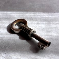 画像4: フランス 1900-1950年代頃 フランス製 アンティーク装飾キー|フランスでは「富・健康・繁栄」を呼び込むラッキーアイテムとして親しまれています。｜(約5.1cm) (4)