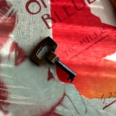 画像2: フランス 1900-1950年代頃 フランス製 アンティーク装飾キー|フランスでは「富・健康・繁栄」を呼び込むラッキーアイテムとして親しまれています。｜(約4.6cm) (2)
