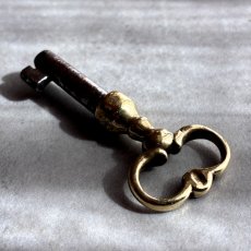 画像5: フランス 1900-1950年代頃 フランス製 アンティーク装飾キー|フランスでは「富・健康・繁栄」を呼び込むラッキーアイテムとして親しまれています。｜(約4.9cm) (5)
