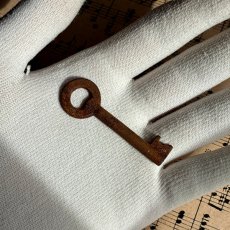 画像2: フランス アンティークキー 幸運と絆をつなぐ古鍵 チャンス・信頼・愛｜(約5.3cm) EW0819 (2)