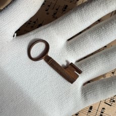 画像2: フランス アンティークキー 幸運と絆をつなぐ古鍵 チャンス・信頼・愛｜(約4.8cm) EW0823 (2)