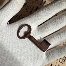 画像2: フランス アンティークキー 幸運と絆をつなぐ古鍵 チャンス・信頼・愛｜(約5.2cm) EW0820 (2)