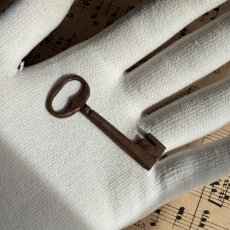 画像2: フランス アンティークキー 幸運と絆をつなぐ古鍵 チャンス・信頼・愛｜(約5.3cm) (2)