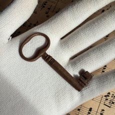 画像2: フランス アンティークキー 幸運と絆をつなぐ古鍵 チャンス・信頼・愛｜(約6.6cm) (2)