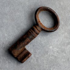 画像5: フランス 小さなアンティーク鍵 — フランスの古びた錆色の鍵｜幸運を呼ぶ小さな鍵のネックレスにも｜(約4.0cm) EW0835 (5)