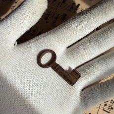 画像2: フランス 小さなアンティーク鍵 — フランスの古びた錆色の鍵｜幸運を呼ぶ小さな鍵のネックレスにも｜(約4.0cm) EW0835 (2)