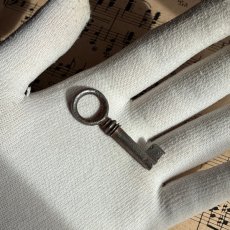 画像2: フランス アンティークキー 幸運と絆をつなぐ古鍵 チャンス・信頼・愛｜(約4.6cm) EW0826 (2)