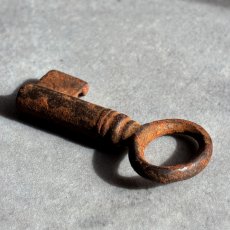 画像4: フランス 小さなアンティーク鍵 — フランスの古びた錆色の鍵｜幸運を呼ぶ小さな鍵のネックレスにも｜(約4.0cm) EW0835 (4)