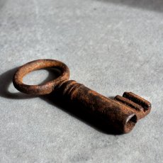 画像3: フランス 小さなアンティーク鍵 — フランスの古びた錆色の鍵｜幸運を呼ぶ小さな鍵のネックレスにも｜(約4.0cm) EW0835 (3)