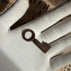 画像2: フランス アンティークキー 幸運と絆をつなぐ古鍵 チャンス・信頼・愛｜(約4.3cm) EW0830 (2)