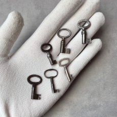 画像3: (在庫6) 1920〜1960年代 フランス製 アンティークキー｜深い風合いが魅力の可愛すぎるフランス古鍵｜(約3.0cm前後) EW1047 (3)