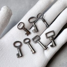 画像32: (在庫7) 1920〜1960年代 フランス製 アンティークキー｜深い風合いが魅力の可愛すぎるフランス古鍵｜(約3.0cm未満) EW1046 (32)