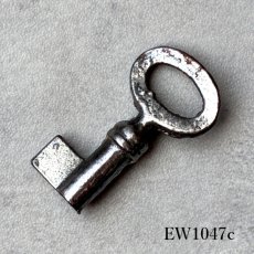 画像13: (在庫6) 1920〜1960年代 フランス製 アンティークキー｜深い風合いが魅力の可愛すぎるフランス古鍵｜(約3.0cm前後) EW1047 (13)