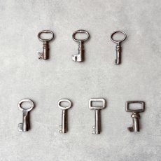 画像1: (在庫7) 1920〜1960年代 フランス製 アンティークキー｜深い風合いが魅力の可愛すぎるフランス古鍵｜(約3.0cm未満) EW1046 (1)