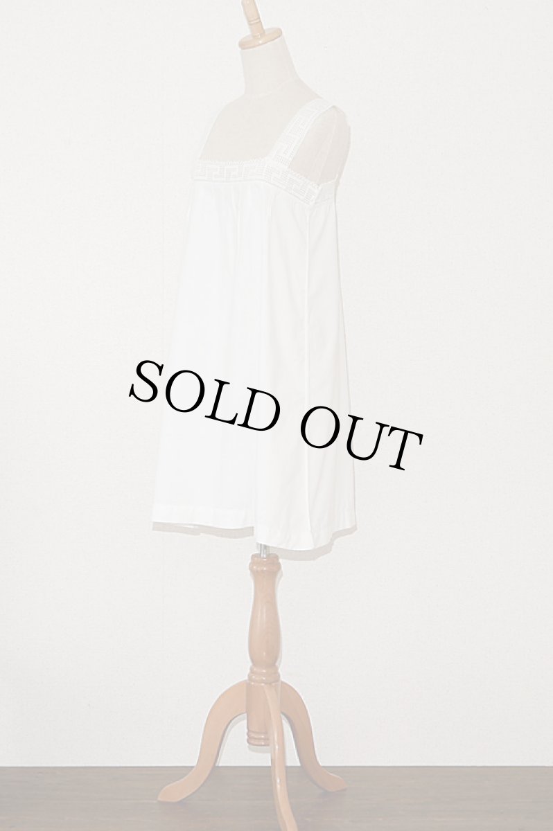 画像2: 〈ヨーロッパ〉ビンテージフィレレースとピンタックのピナフォアドレス (2)