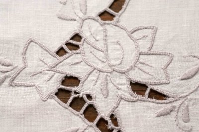 画像1: 〈イギリス〉アンティークリネンテーブルマットのカットワークローズ手刺繍