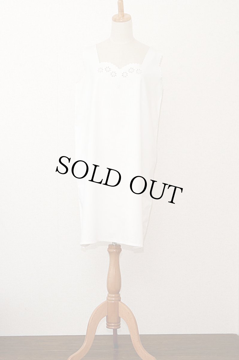 画像3: 〈ドイツ〉アンティークジャーマンコットンドレス手刺繍フラワーとMRの糸巻きボタン (3)