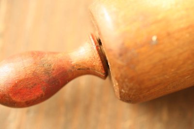 画像2: イギリスのアンティーク持ち手の赤がキュートな木製ローリングピン