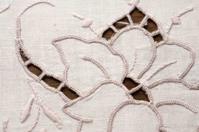 画像3:  〈イギリス〉アンティークリネンテーブルマット可憐なお花のカットワーク手刺繍