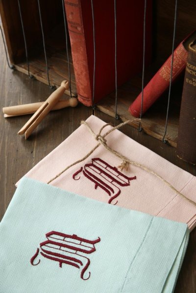 画像3: 上質なアイリッシュリネンタオル　モノグラム刺繍2色セット