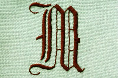 画像1: 上質なアイリッシュリネンタオル　モノグラム刺繍2色セット