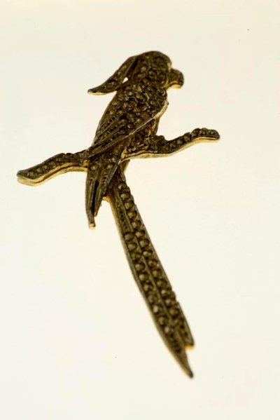 画像1: イギリスの1950年から1960年代鳥（インコ）のゴールドヴィンテージブローチ