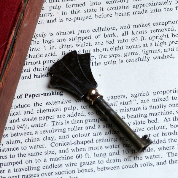 フランス 1900-1950年代頃 フランス製 アンティーク装飾キー｜フランスの時を閉じ込めた飾りたくなる鍵｜(約7.5cm) [EW0642]