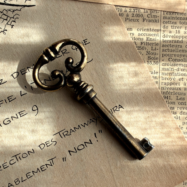 フランス 1900-1950年代頃 フランス製 アンティーク装飾キー｜フランスでは「富・健康・繁栄」を呼び込むラッキーアイテムとして親しまれています。｜(約7.5cm) [EW0802]