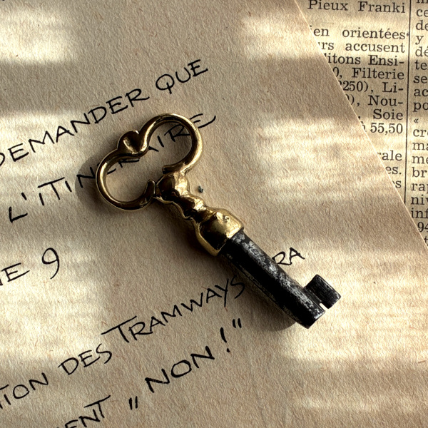 フランス 1900-1950年代頃 フランス製 アンティーク装飾キー|フランスでは「富・健康・繁栄」を呼び込むラッキーアイテムとして親しまれています。｜(約4.9cm) [EW0810]