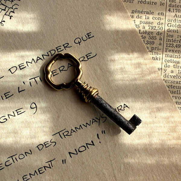 フランス 1900-1950年代頃 フランス製 アンティーク装飾キー|フランスでは「富・健康・繁栄」を呼び込むラッキーアイテムとして親しまれています。｜(約5.4cm) [EW0811]