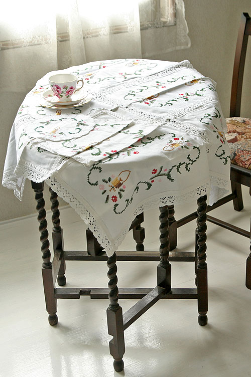 ヨーロッパ アンティーク4枚セット ハンドメイド刺繍のテーブルクロスとテーブルランナーとドイリー3枚 海外アンティーク ヴィンテージファブリック