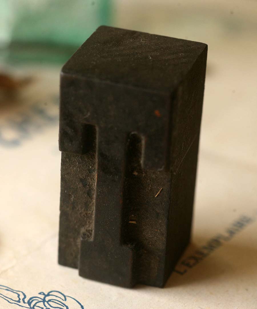 画像1: 〈ベルギー〉ブロカント 木製プリンターブロック T (1)