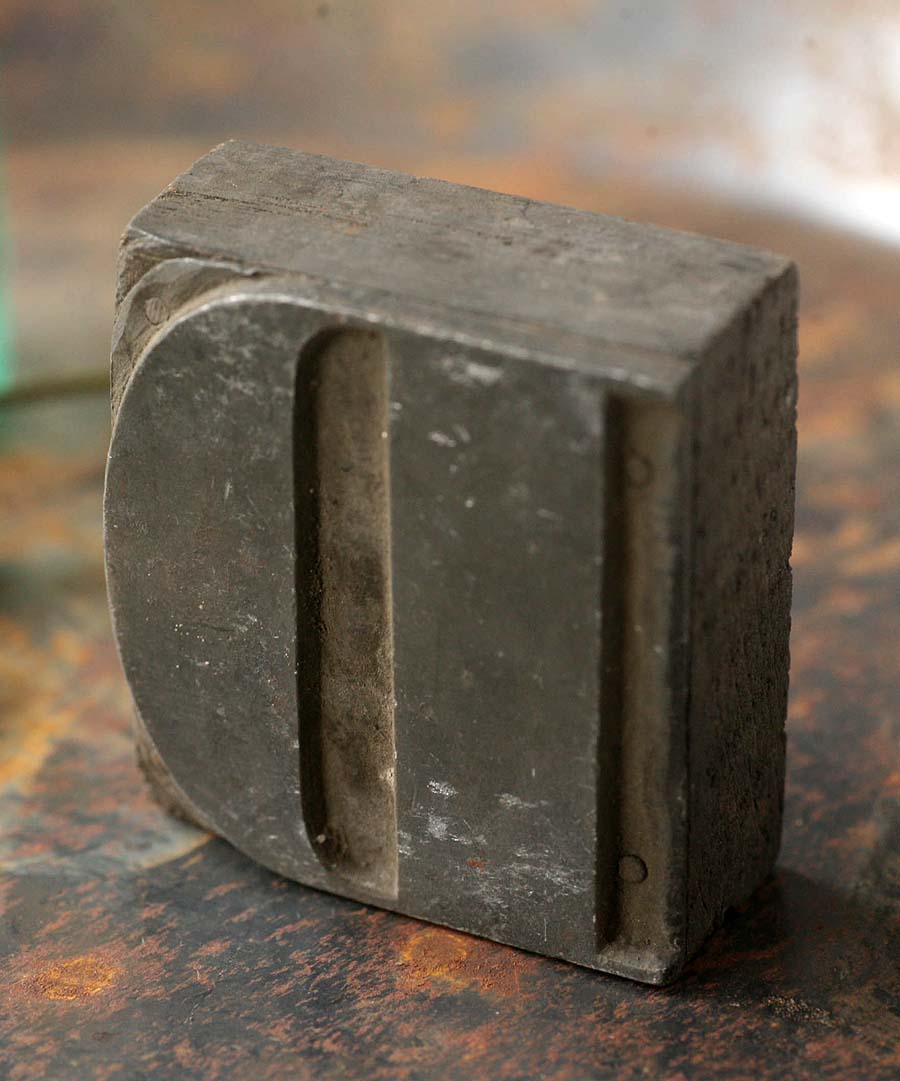 画像1: 〈ベルギー〉ブロカント　木製とメタルのプリンターブロック D (1)
