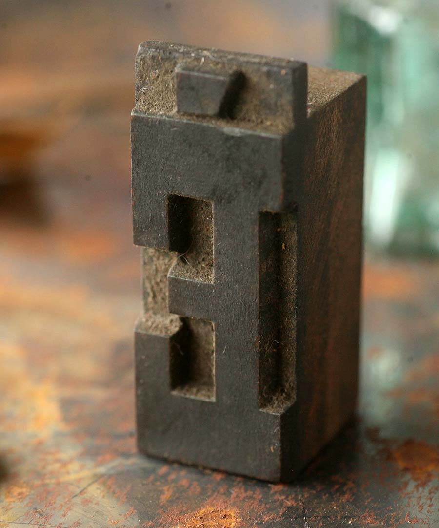 画像1: 〈ベルギー〉ブロカント　木製プリンターブロックEdge(エッジ) E (1)