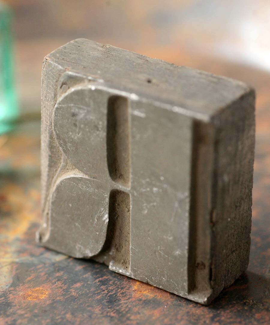 画像1: 〈ベルギー〉ブロカント　木製とメタルのプリンターブロック R (1)
