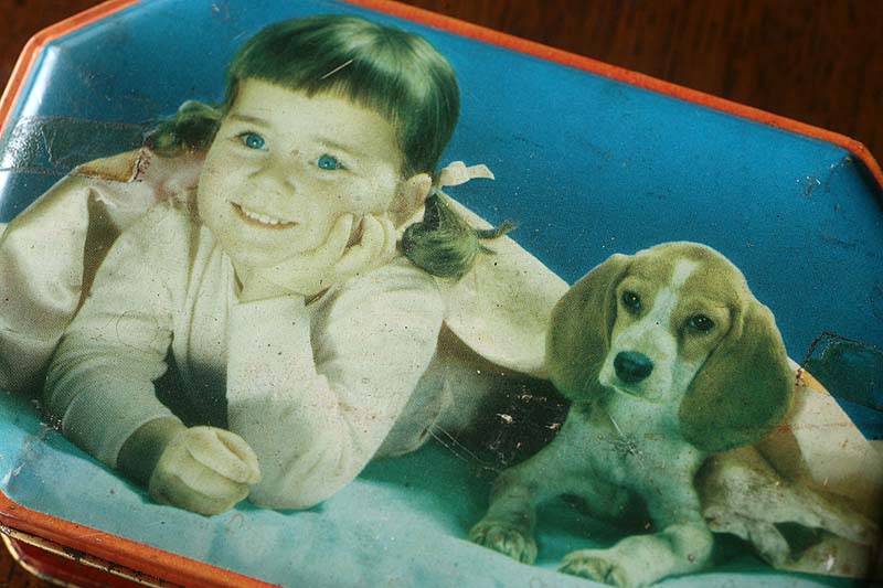 ベルギー かわいい女の子とビーグル犬のブロカントtin缶 約 横幅14 8ｃｍ 海外アンティーク雑貨